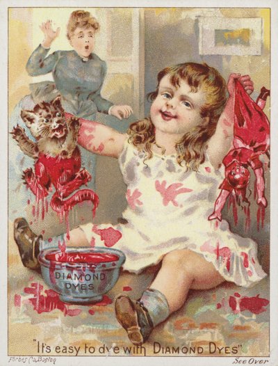 Mädchen taucht Katze und Puppe in rote Farbe von American School