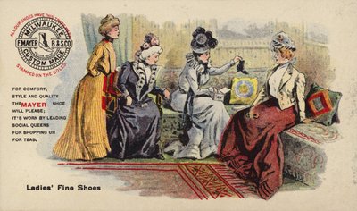 Damen sitzen auf Sofa und bewundern Stiefel von American School