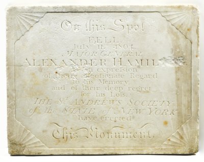 Gedenktafel für den Ort, an dem Alexander Hamilton bei einem Duell mit Aaron Burr tödlich verwundet wurde von American School