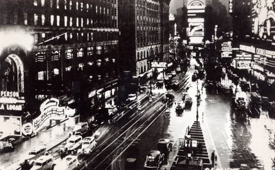 Times Square bei Nacht, New York, um 1930 (nach einem Foto) von American School