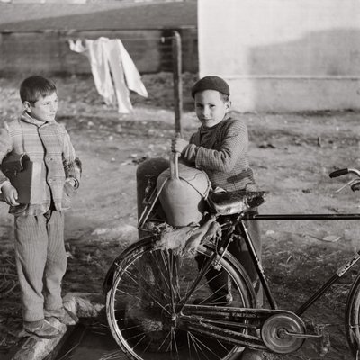 Kind Wasserträger auf Fahrrad von Ando Gilardi