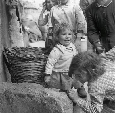 Gruppe von Kindern in Scalilla, Palermo, Sizilien, Italien von Ando Gilardi