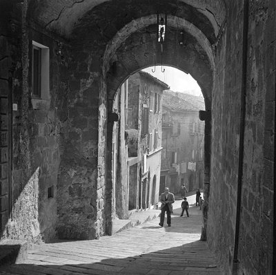 Straßenansicht in Abbadia San Salvatore, Siena, Toskana, Italien von Ando Gilardi
