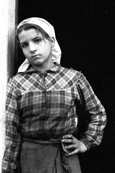 Junges Mädchen arbeitet als Olivenerntehelferin in Kalabrien, Italien, ca. 1955 von Ando Gilardi