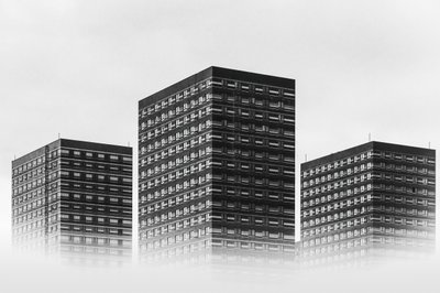 Neblige Stadttürme von Andrey Kotov