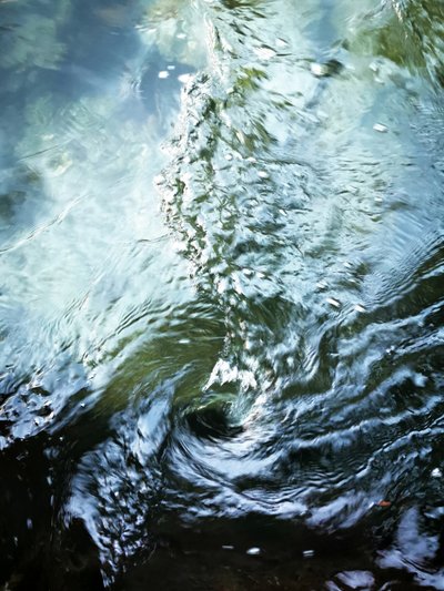 Tiefblaue Wasserspirale von Angelo Cerantola