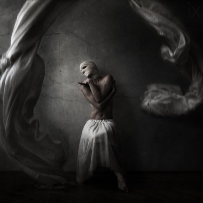 Dramatische eingewickelte Figur von Anja Matko