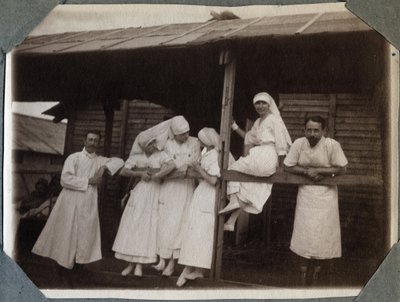 Erster Weltkrieg 1914-1918: Krankenschwestern und Ärzte im Kittel in Couville, Manche, Untere Normandie, Frankreich. Anonymes Foto Juli 1917. Privatsammlung, Stella. von Anonymous Anonymous