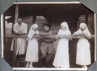 Erster Weltkrieg 1914-1918: Krankenschwestern in einer lustigen Bluse mit Soldaten und einem Arzt in Couville, Manche, Basse-Normandie, Frankreich. Anonymes Foto Juli 1917. Private Sammlung, Stella. von Anonymous Anonymous