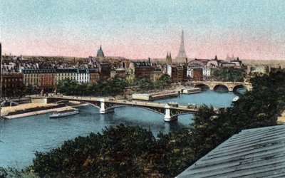 Paris: Panorama der Seine mit dem Eiffelturm im Hintergrund. Fotografie von 1920 im „Artistic Album“ der Stadt Paris. Private Sammlung. von Anonymous Anonymous
