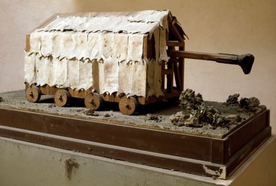 Rekonstruktion eines Widders, einer Kriegsmaschine karthagischen Ursprungs, die dann von den römischen Legionären übernommen wurde. Rom, Museo della Civilta Romana von Anonymous Anonymous