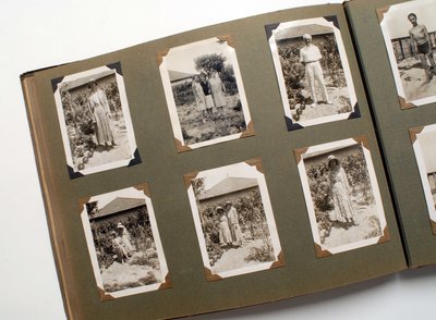 Stillleben eines Fotoalbums um 1925. von Anonymous Anonymous