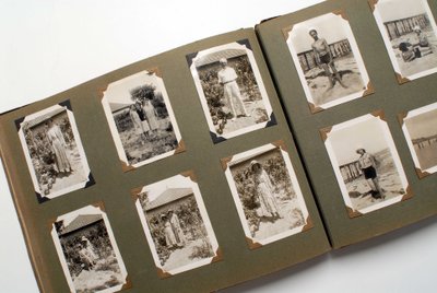 Stillleben eines Fotoalbums um 1925. von Anonymous Anonymous