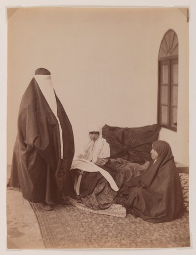 Zwei verschleierte Frauen und ein Kind von Antoin Sevruguin
