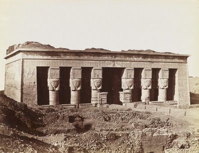 Tempel von Dendera, Blick von Nordosten auf die Fassade des Tempels von Antonio Beato