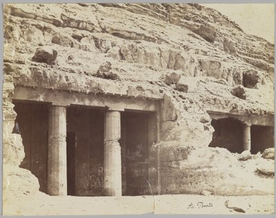 Gräber in Beni Hasan, Ansicht der Fassade der Gräber von Khnum-hotep und Beni Hasan von Antonio Beato