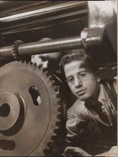 [Nahaufnahme eines Mannes, der mit einem großen Zahnrad arbeitet] von Arnold Eagle