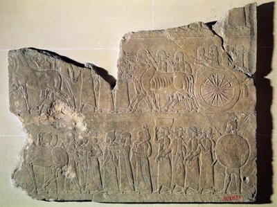 Fragment eines Reliefs, das eine Prozession von Kriegsgefangenen darstellt, aus dem Palast von Assurbanipal in Ninive von Assyrian