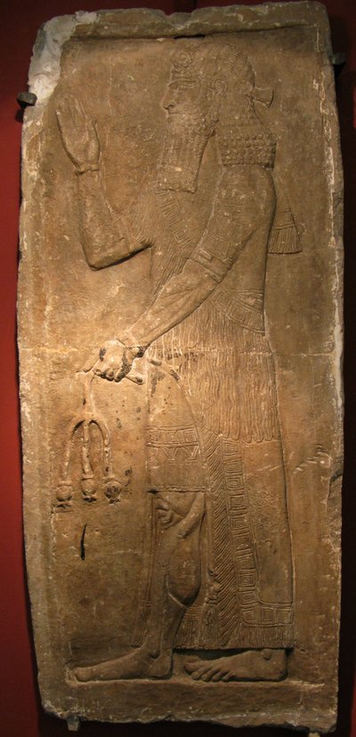 Priester mit einem Zweig des Granatapfelbaums (Detail eines Reliefs aus dem Palast des assyrischen Königs Sargon II.) von Assyrian