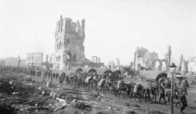 Ypern, Belgien. 18. Oktober 1917. Packmulis bringen Vorräte zur Infanterie. Beachten Sie die durch Granaten beschädigten Gebäude im Hintergrund, 18. Oktober 1917 von Australian Photographer