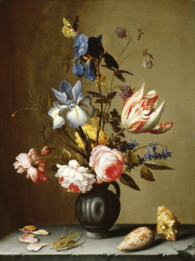 Schwertlilien, Rosen, Akelei, Hyazinthe und eine Tulpe in einem schwarzen Tongefäß, mit Muscheln und einer Heuschrecke auf einem Stein Sims von Balthasar van der Ast