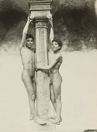 [Zwei Jungen, die sich an einer Säule festhalten] von Baron Wilhelm von Gloeden