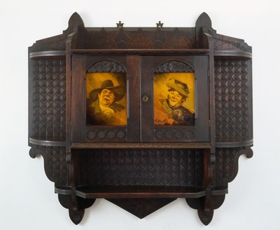 Hängeschrank mit Keramikplatten, Schnitzerei zugeschrieben Mary Madeline Nourse, Platten zu Artus van Briggle (1869-1904) 1887-99 von Benn attr.to Pitman