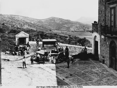Piana dei Greci. Der Platz mit dem Brunnen. von Brogi Brogi