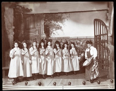 Eine Szene aus einer Amateuraufführung eines Stücks namens Angelina, Die verwaiste Erbin, präsentiert am Barnard College, New York von Byron Company