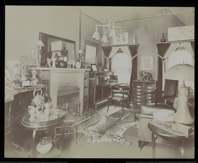 Ein Wohnzimmer im Haus des Dramatikers Henry Martyn Blossom, 23 East 30th Street, New York, 1908 von Byron Company