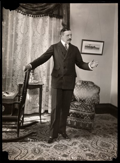 Charles Hawtrey in seiner Wohnung im Holland House an der Fifth Avenue, New York, 1901-2 von Byron Company
