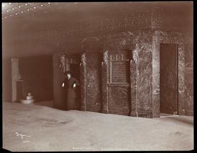 Ethel Barrymore in der Lobby des Hudson Theaters in New York, 1903 von Byron Company