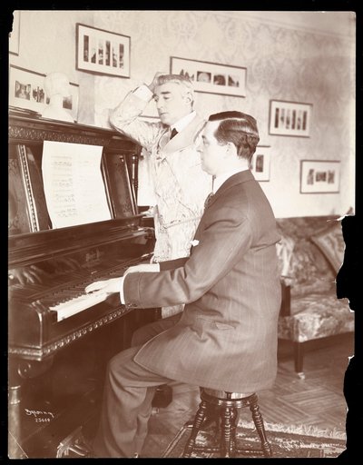 Kyrle Bellew und Freund am Klavier in Bellews Haus, 1908 von Byron Company