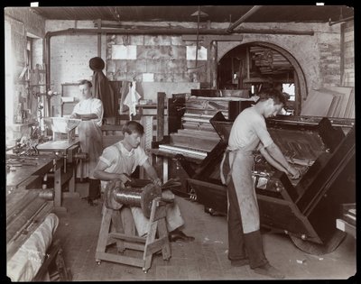 Männer arbeiten in der Hardman, Peck und Co. Klavierfabrik, New York, 1907 von Byron Company
