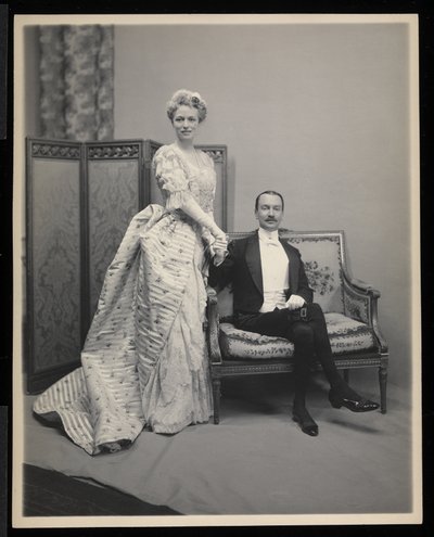 Porträt eines unbekannten Mannes und einer Frau auf dem James Hazen Hyde Ball, New York, 31. Januar 1905 von Byron Company