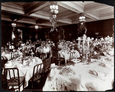 Gedeckte Tische für das Bankett des Electric Club im Hotel Delmonico, 1902 (Silbergelatineabzug) von Byron Company
