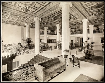 Der Eingang und die Lobby des Robert Treat Hotels, Newark, New Jersey, 1916 von Byron Company