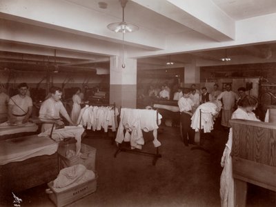 Der Waschraum im Hotel McAlpin, 1913 von Byron Company
