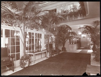 Die Lobby und der Registrierungsschalter im Ritz-Carlton Hotel, ca. 1910-11 von Byron Company