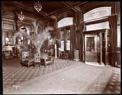 Die Lobby im Hotel Victoria, 1901 oder 1902 von Byron Company