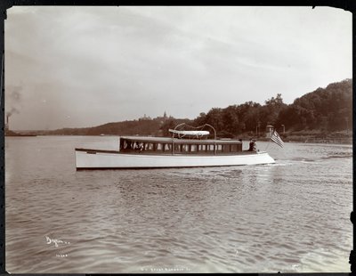 Ansicht der Yacht Delicia der New York Yacht, Launch und Engine Co. auf dem Hudson River in der Nähe von Morris Heights, New York, 1903 von Byron Company