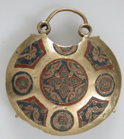 Tempelanhänger mit zwei Vögeln, die einen Lebensbaum flankieren (Vorderseite) und geometrische und vegetale Motive (Rückseite), Kiewer Rus
