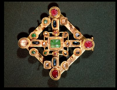 Brosche in Form eines griechischen Kreuzes von Byzantine School