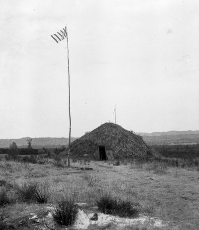 Rundhaus, Am-mah’sha-nah, mit Flagge und einer unklaren Anmerkung Rundhaus in Ston... von C. Hart Merriam