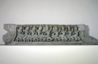 Giebel mit neun tanzenden Apsaras, spätes 12. - frühes 13. Jahrhundert, aus Bayon, Angkor Thom von Cambodian Cambodian