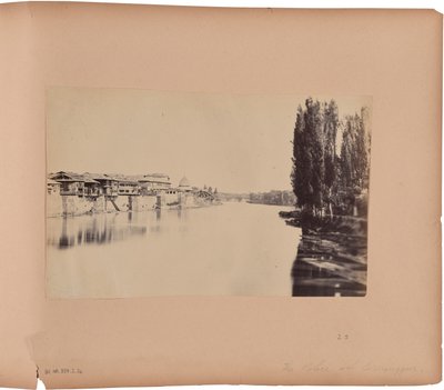 Der Palast usw., von der ersten Brücke - Srinugur von Capt. Melville Clarke