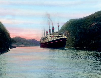 Dampfschiff passiert den Panamakanal, Bilddatum: ca. 1920 von Carl Simon