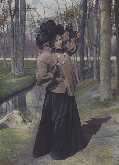 Frau in einem Pariser Park (Farbfoto) von Carle de Mazibourg