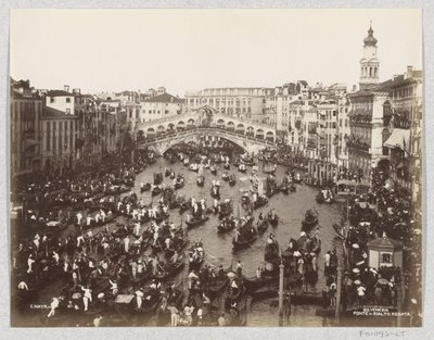 Regatta von Gondeln auf dem Canal Grande in Venedig auf Höhe der Rialtobrücke von Carlo Naya