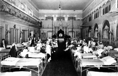 Dekorierter Salon in einem Krankenhaus mit Kriegsverwundeten und Rotkreuzschwestern von Carlo Wulz